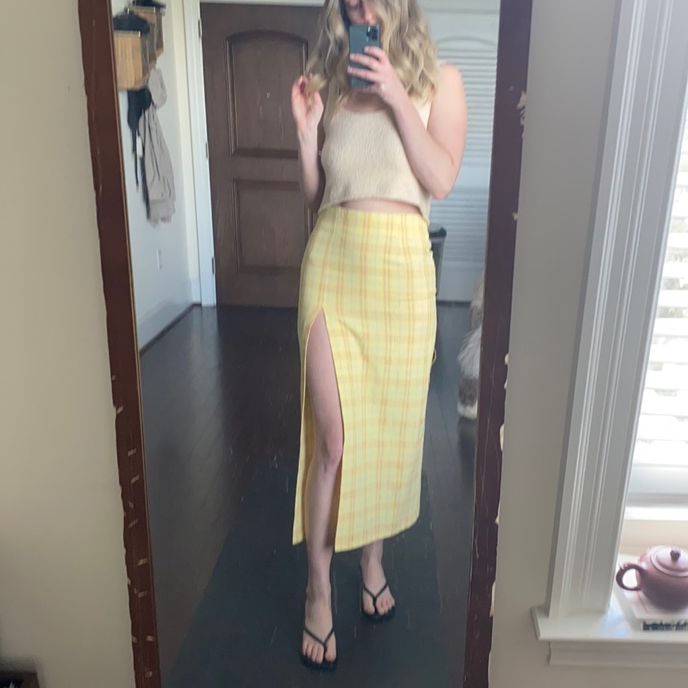 Zara Yellow high waisted skirt. Slit. Zip closure.